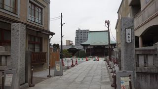 一番街の通り沿いに有るお寺