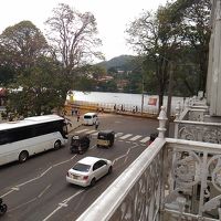 窓からキャンディ湖が見える！