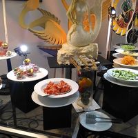 お食事はブッフェ。とてもおいしい。