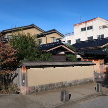 周辺にとけこむような建物だ