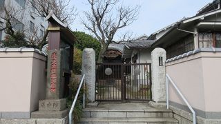 住宅街の中に突然お寺が現れました。