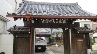 歴史を感じさせる佇まいのお寺です。