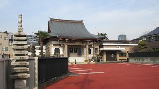 雨の日の利用も苦にならない、綺麗に舗装された駐車場。