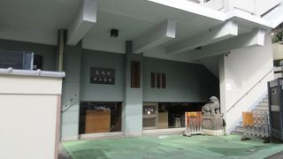 お寺には見えない近代的な建物。