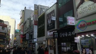 日本語、英語表記の店多く分かりやすい