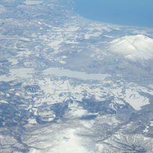 飛行機から見た駒ケ岳と大沼、小沼