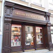 グロツカ通り沿いにある書店