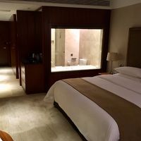 客室内。窓際から ベッド、バスルーム。