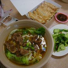 牛肉麺（７０元）、鍋貼（１０個入り１００元）