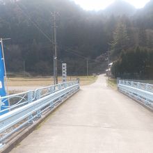 駐車場から橋を渡ると参道になります