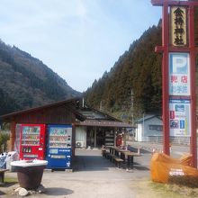 国道沿いの駐車場と売店・物産館てぜす