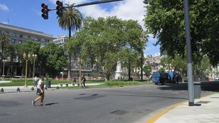 市内最古の大通り（アベニーダ）である５月大通り沿いには歴史的な建物や市内最古のカフェなどがあります。