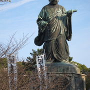 静かで整備が行き届いた緑豊かな公園