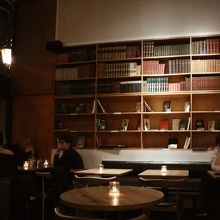 夕方早めの時間はところどころ空席も