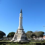 青空にそびえたつアフォンソ デ アルブケルケの記念碑