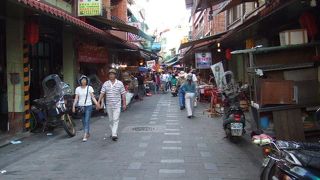 地元の人で賑わっていました。名物の「廟口鴨肉」は文句なしに美味い