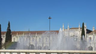 大きな噴水に虹がかかってた。