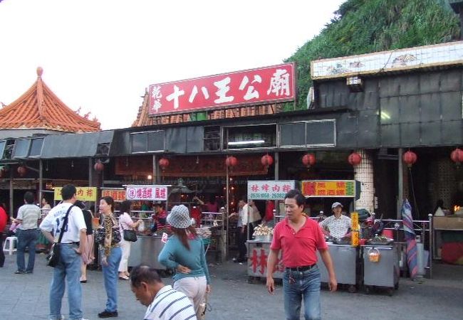 「犬」が祀られています。高雄にも英国大使館跡の隣にあります。