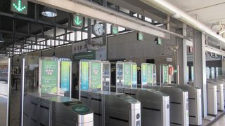 大きな駅で自動改札が並んでいた。