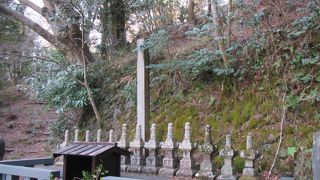 静かに頼家や十三士の無念を偲ぶ