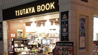 空港内の本屋さんです