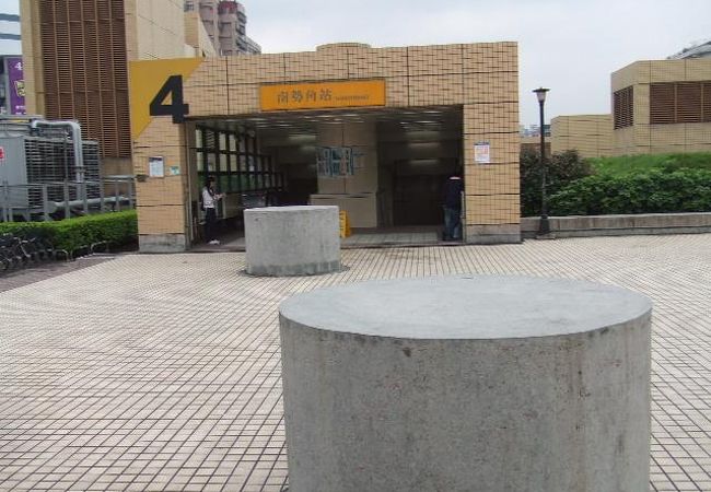 中和新蘆線の終点駅で、周辺には中和市興南観光夜市があります。