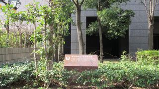 東京外国語大学の直接の前身が開設された地に石碑があります