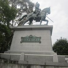 躍動的な乗馬スタイルが格好良い像ですね！