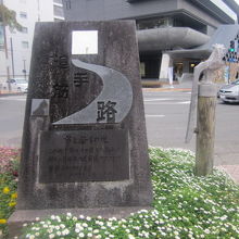追手筋が日本の道100選であることを示す記念碑の様子