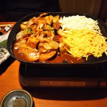 季節野菜と3種のお肉の鉄板チーズ焼きです。