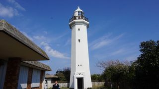 大正6年2月に建設された高さ21mの純白の灯台