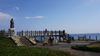 紀州徳川家の家祖徳川頼宣に水戸徳川家の家祖徳川頼房を生んだというお万の方の像