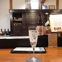 宿泊者はバーでドリンク1杯無料のサービスを受けられる