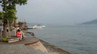 淡水河が良く見える場所に腰を下ろし、景色を眺めながら購入した木苺を食べました