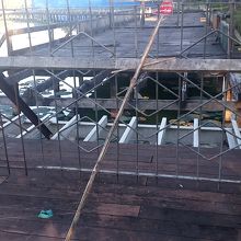 古い歩道橋はボロボロ。一部新しく建て替えられていました