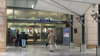 京王線府中駅のすぐ南。