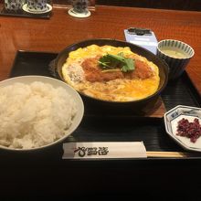 チキンカツ煮土鍋和風だし仕立て
