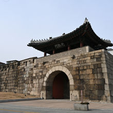 門の左に城壁が続いています。
