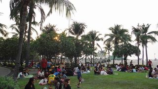 芝の上で食事をしました