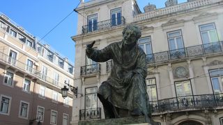 にこやかな銅像