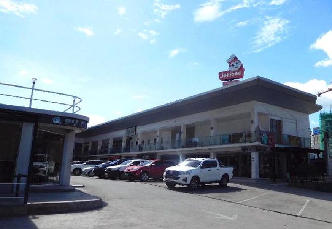 便利な場所にあるレストラン中心のモール。格安カラオケボックスも入ってます。