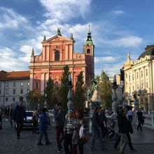 待ち合わせの人々で賑わう広場