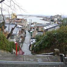 急な階段を上ると、潟がよく見えます。