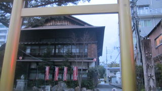 金色の鳥居が印象に残る神宮です