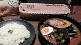 不思議な味わいのスープカレー、落ち着いたバーのような雰囲気
