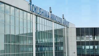 空港出てすぐの所に阿波おどりのオブジェがあります