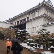 急な上り坂の右に菱の門