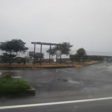 駐車場の様子。悪天候時はあまり逃げ場がないので要注意です。