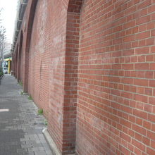 御成道の解説板は、旧万世橋駅の煉瓦の壁の横に立てられています