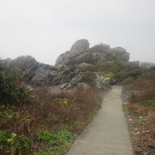 風が強い時は、より陸地に近い側の道を歩かれると良いですね。